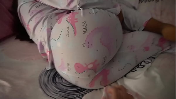对不起，继姐，但你看起来太性感了，我忍不住想抚摸你，操你紧致的小穴