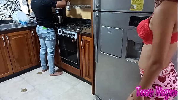 Tengo sexo con mi hermanastro en la cocina - mientras que mis padrastros salen de casa yo como puta caliente sedusco a mi hermanstro para que me folle me llene mi coño de su esperma